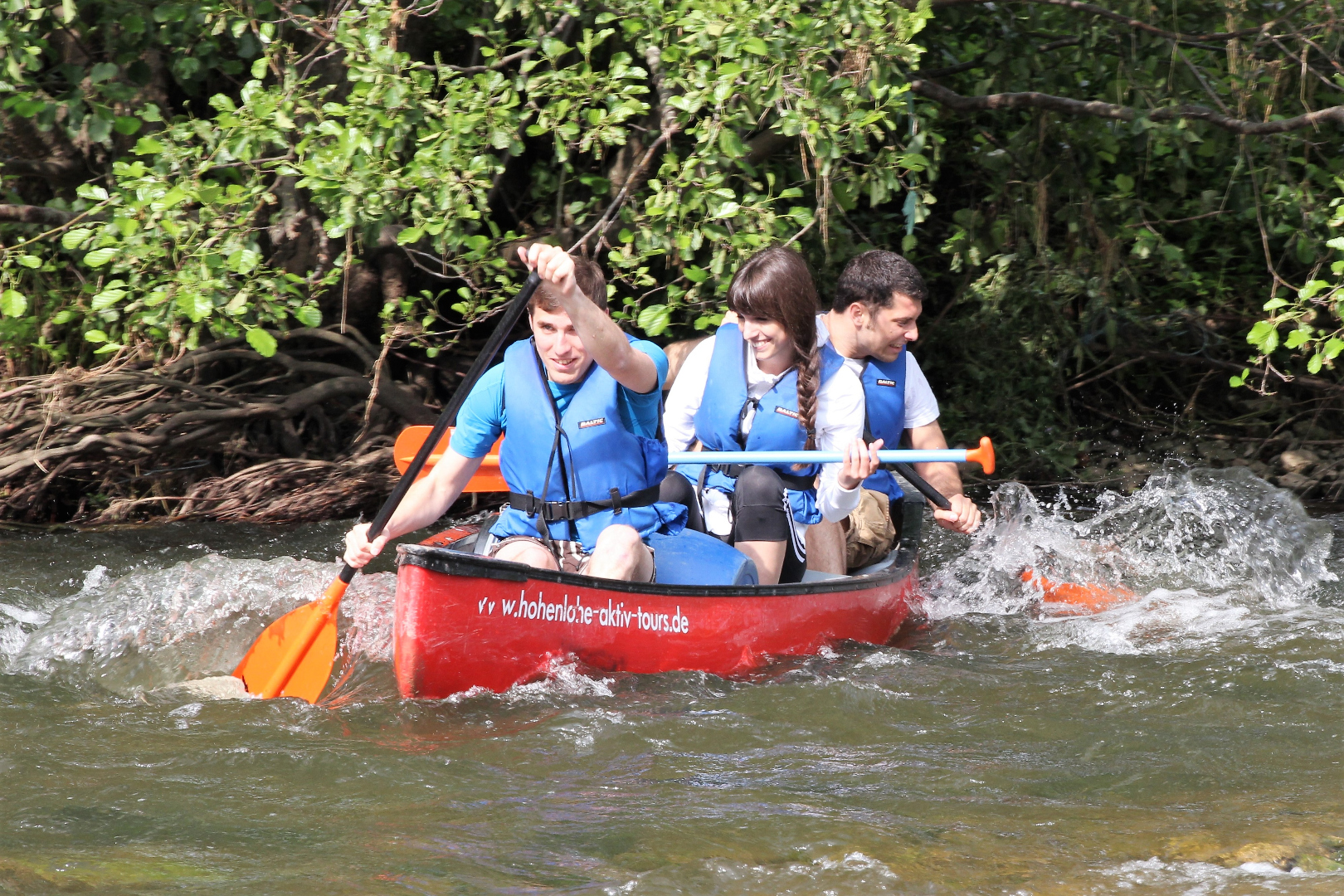 Gruppe paddelt auf dem Kocher – Kanutour Hohenlohe Aktivtours