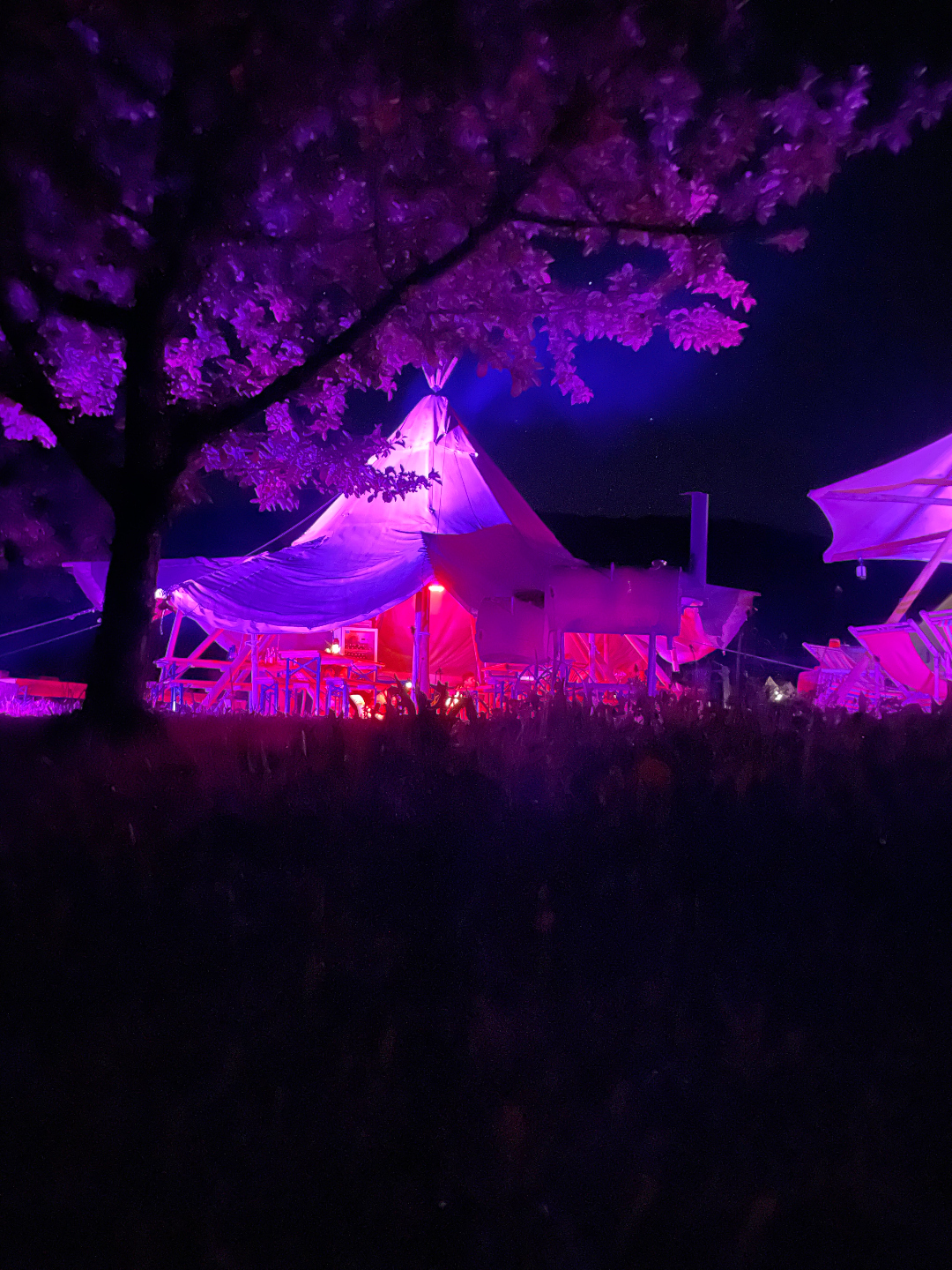 Lapplandzelt auf der Kocherinsel Braunsbach bei Nacht mit farbiger Beleuchtung